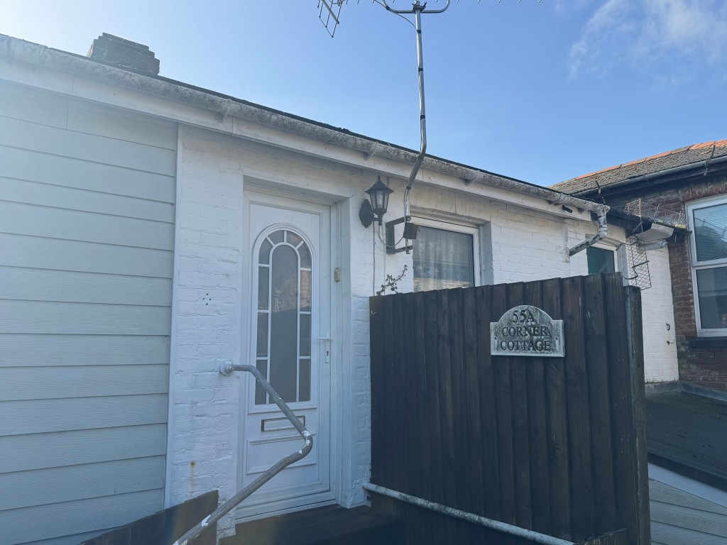 Lot: 91 - TOWN-CENTRE FLAT WITH PRIVATE ACCESS FOR INVESTMENT OR OCCUPATION - Front Door on the side elevation